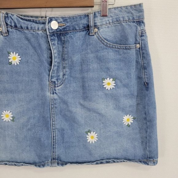 Forever 21 Plus Dais Embroidered Denim Skirt size 0X - Picture 9 of 13